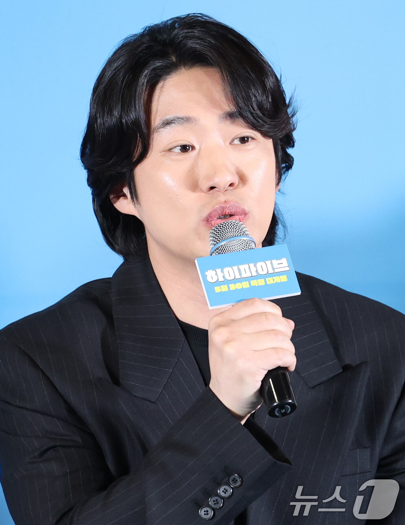 배우 안재홍이 26일 서울 용산구 CGV용산아이파트몰에서 열린 영화 '하이파이브‘(감독 강형철) 언론시사회에 참석해 인사말을 하고 있다. '하이파이브'는 장기이식으로 우연히 각기 다른 초능력을 얻게 된 다섯 명이 그들의 능력을 탐하는 자들과 만나 벌어지는 이야기를 그린 코믹 액션 활극이다. 2025.5.26/뉴스1 ⓒ News1 권현진 기자