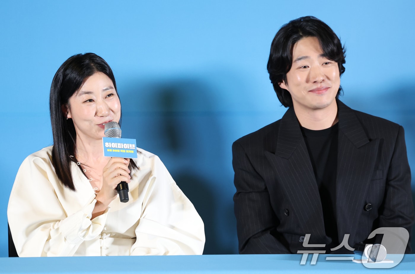 배우 라미란(왼쪽)이 26일 서울 용산구 CGV용산아이파트몰에서 열린 영화 '하이파이브‘(감독 강형철) 언론시사회에 참석해 '응팔'에서 엄마와 아들로 출연했던 안재홍과의 호흡에 대해 이야기 하고 있다. '하이파이브'는 장기이식으로 우연히 각기 다른 초능력을 얻게 된 다섯 명이 그들의 능력을 탐하는 자들과 만나 벌어지는 이야기를 그린 코믹 액션 활극이다. 2025.5.26/뉴스1 ⓒ News1 권현진 기자