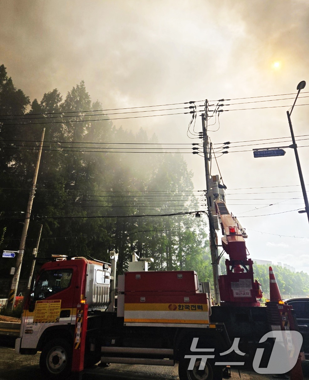 한전 광주전남본부가 금호타이어 광주공장 화재 진화를 위해 비상전력을 공급하고 있다.(한전 광주전남 제공. 재판매 및 DB 금지)