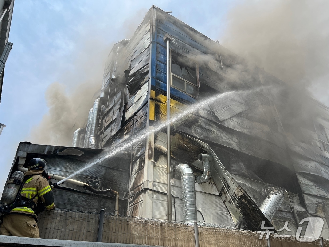 경기 양주시 식품공장 화재 현장(양주소방서 제공. 재판매 및 DB 금지)/뉴스1