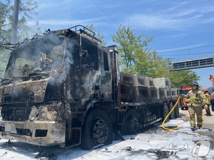  26일 오후 12시35분께 대전 유성구 세동의 한 도로에서 주행 중이던 대형 화물차에 불이 나 20분 만에 꺼졌다.(대전소방본부 제공) /뉴스1