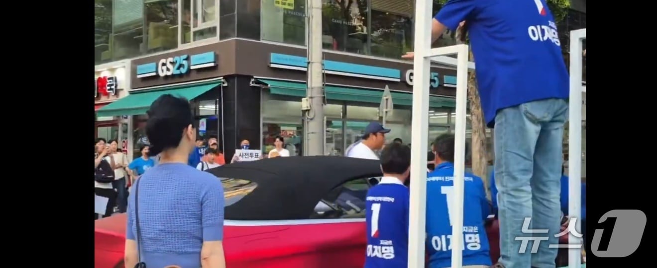 이재명 더불어민주당 대선 후보 유세 현장에서 차량 경적을 울리며 선거운동을 방해하고 일부 선거운동원을 다치게 한 혐의로 20대 남성이 입건됐다. (독자 제공)