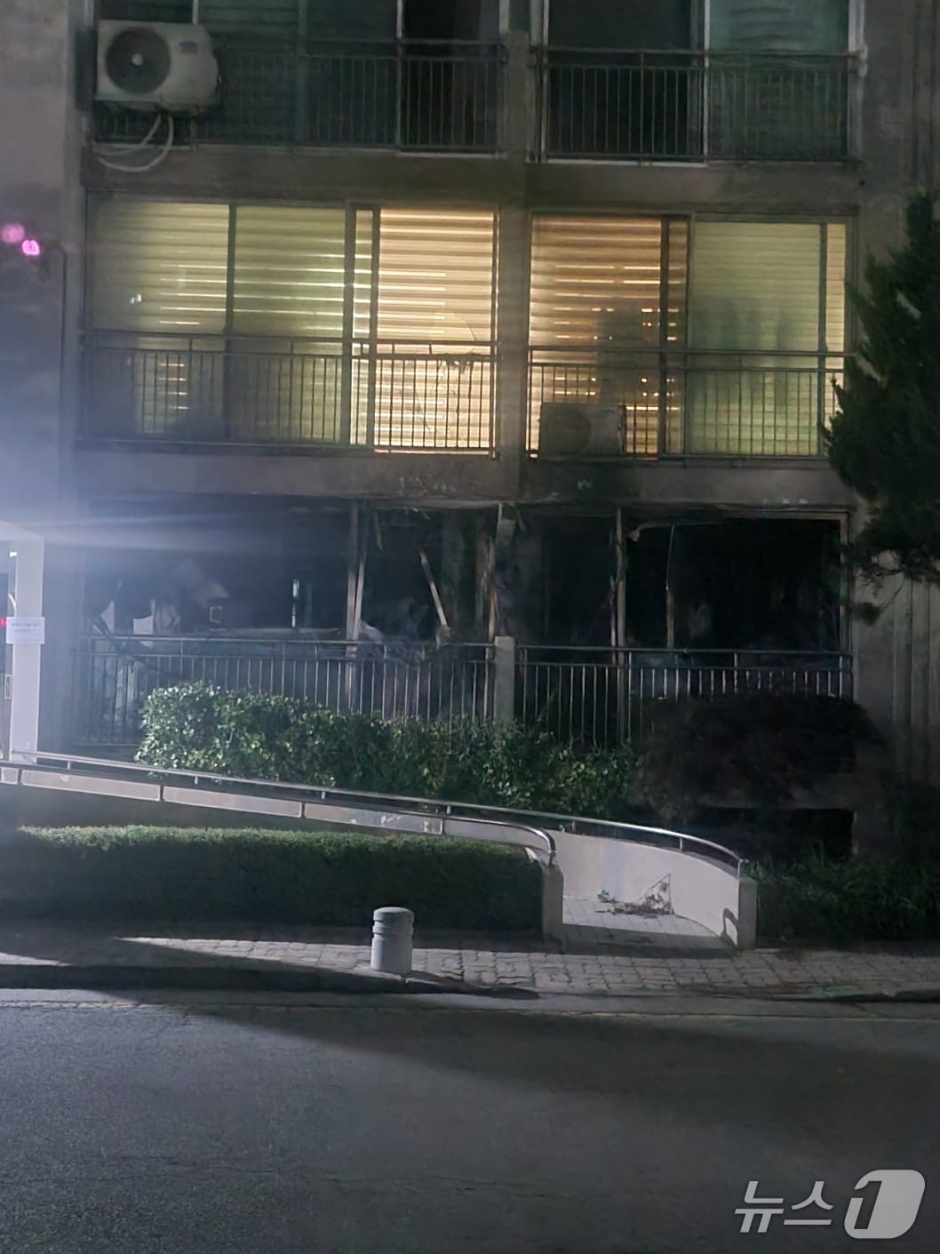 26일 오후 5시21분께 대전 서구 갈마동의 한 15층 아파트 1층에서 불이 나 주민 20여명이 대피했다.(독자 제공) ⓒ 뉴스1