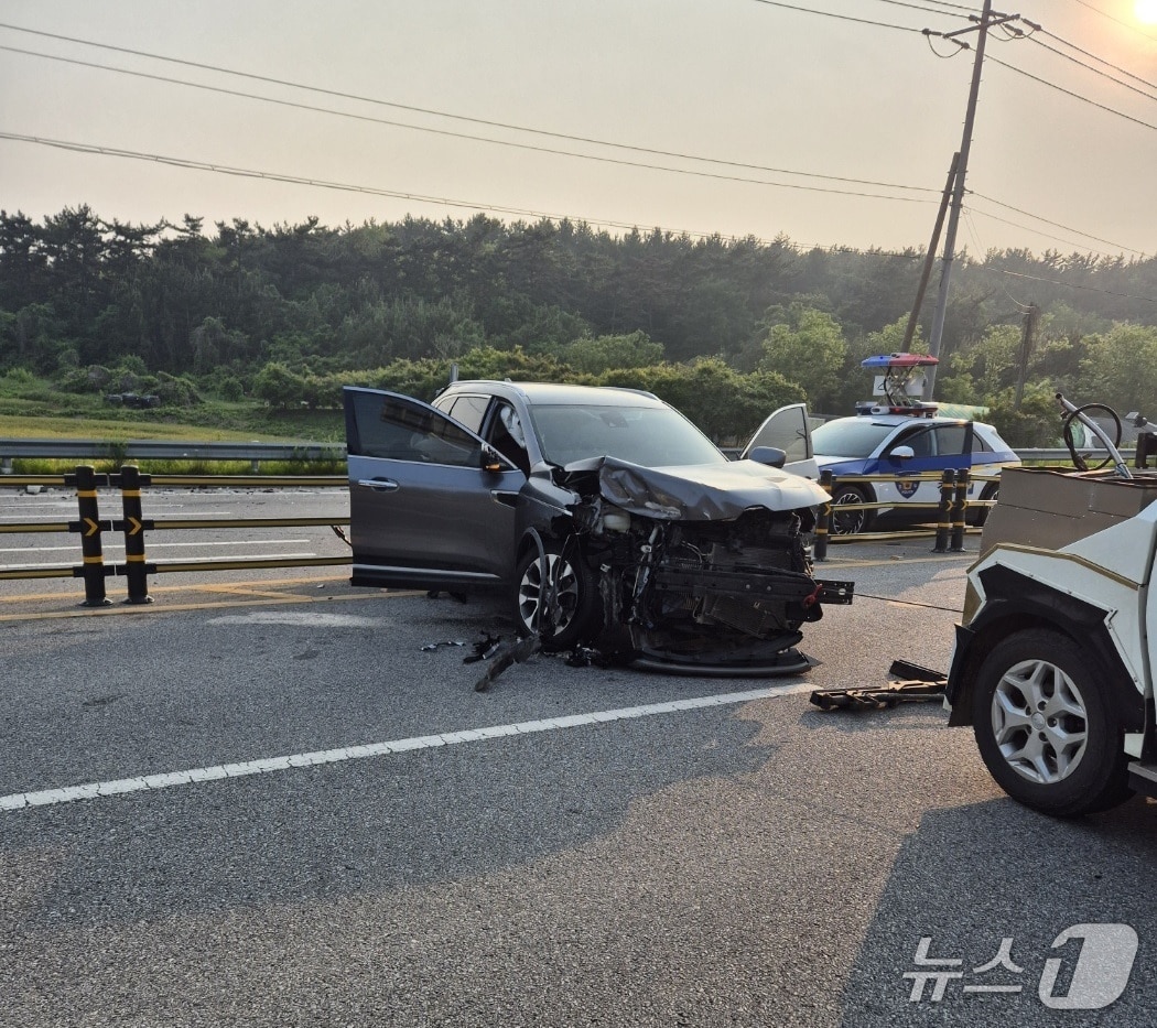 태안 남면 신온리 교차로 교통사고 현장. (태안소방서 제공, 재판매 및 DB금지) / 뉴스1 