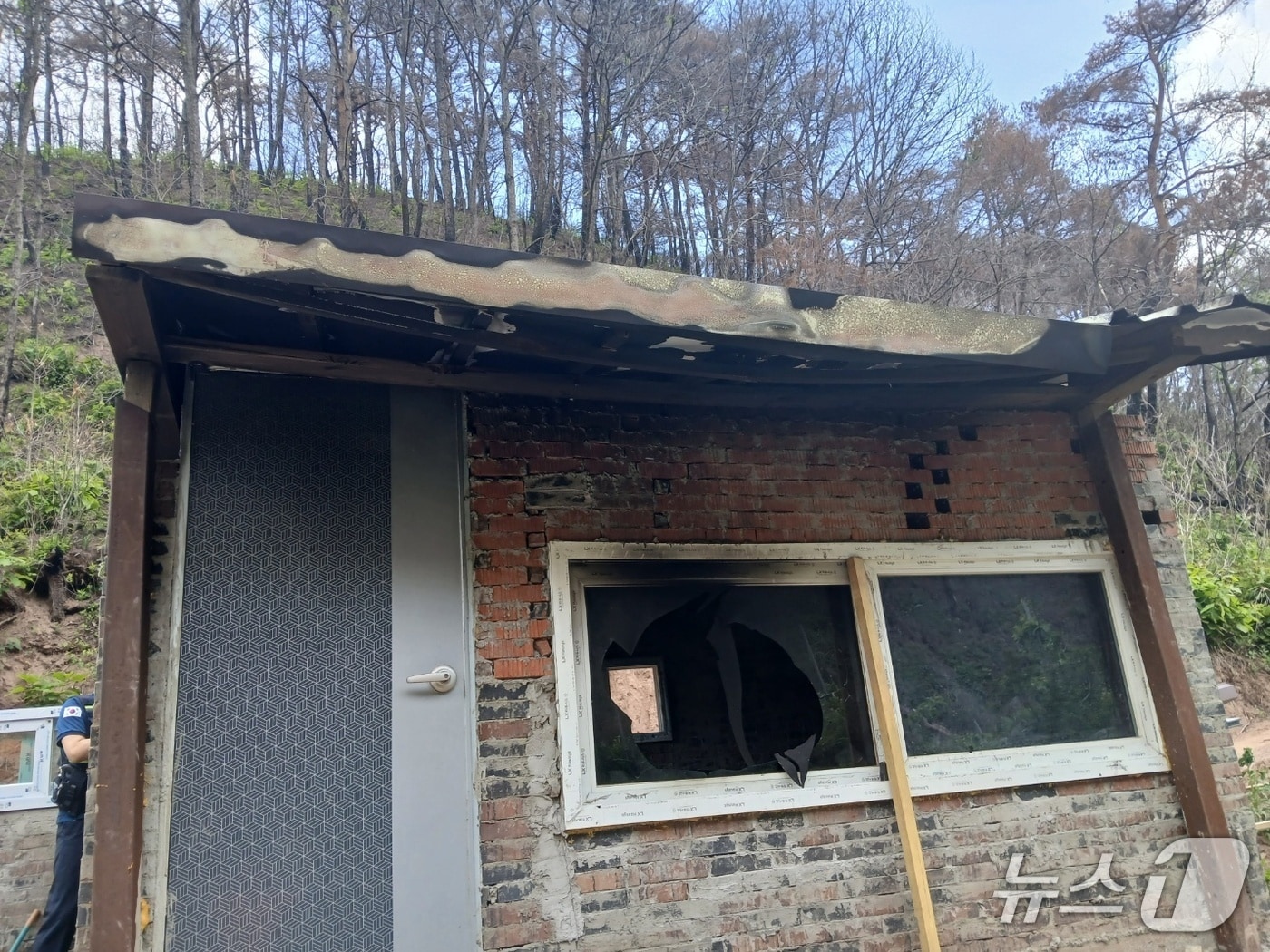 26일 낮 12시 19분쯤 봉화군 봉성면 외삼리 한 양봉장에서 발생한 화재 현장 (경북소방본부 제공. 재판매 및 DB 금지)2025.5.27/뉴스1