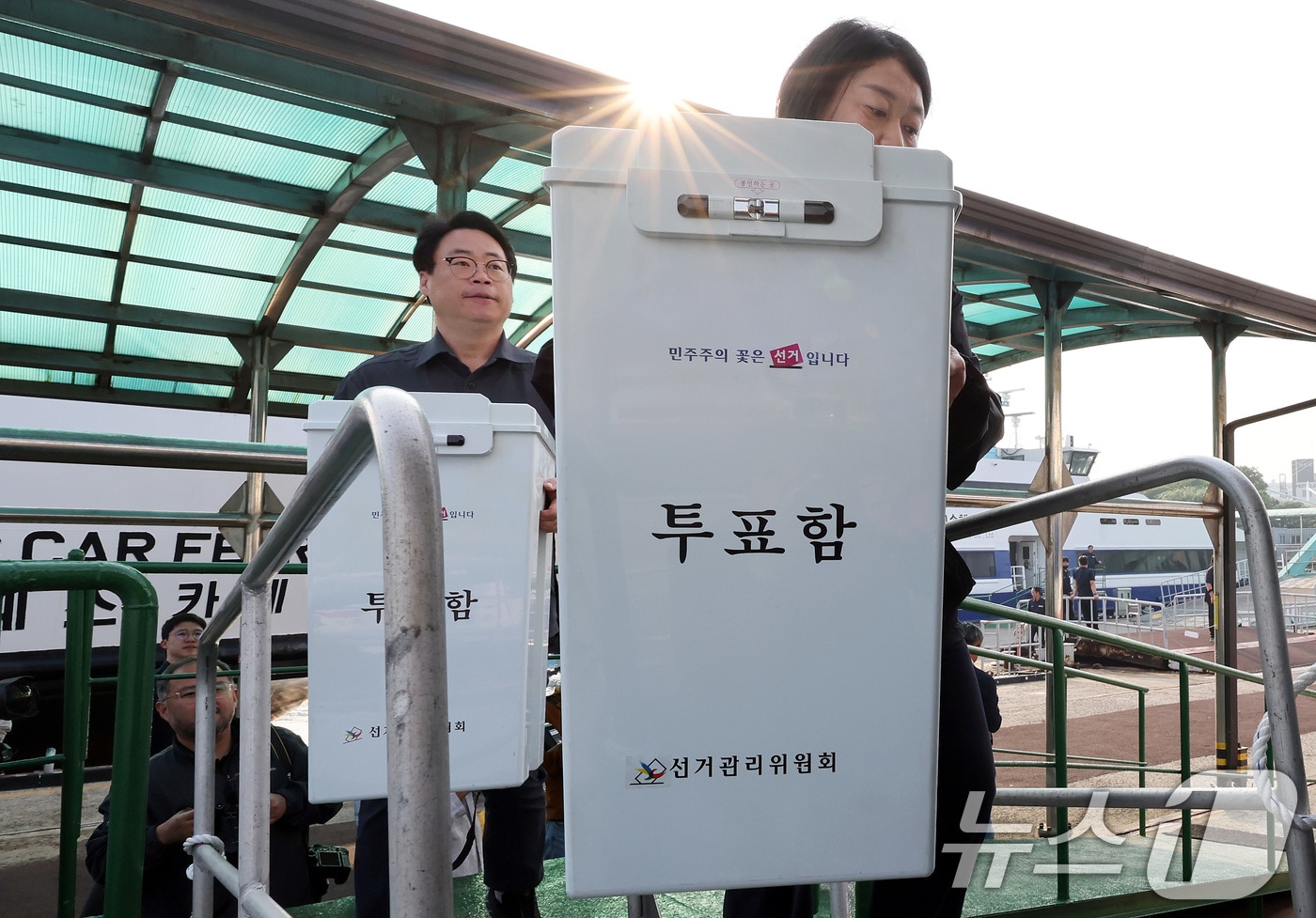 제21대 대통령선거를 일주일 앞둔 27일 오전 인천 중구 인천항 연안여객터미널에서 옹진군선거관리위원회 관계자들이 서해5도 지역으로 이송할 투표함을 여객선으로 옮기고 있다. 2025.5.27/뉴스1 ⓒ News1 이동해 기자