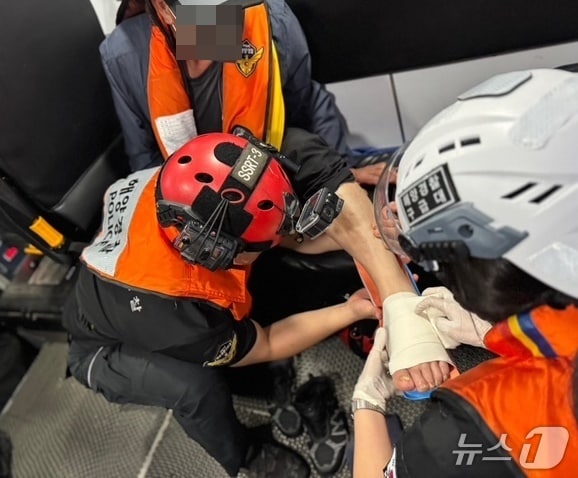 지난 26일 오후 7시21분쯤 발목 골절상을 입은 70대 예인선 선원을 해경이 응급 처치하고 있다.(포항해양경찰서 제공, 재판매 및 DB금지) 2025.5.27/뉴스1