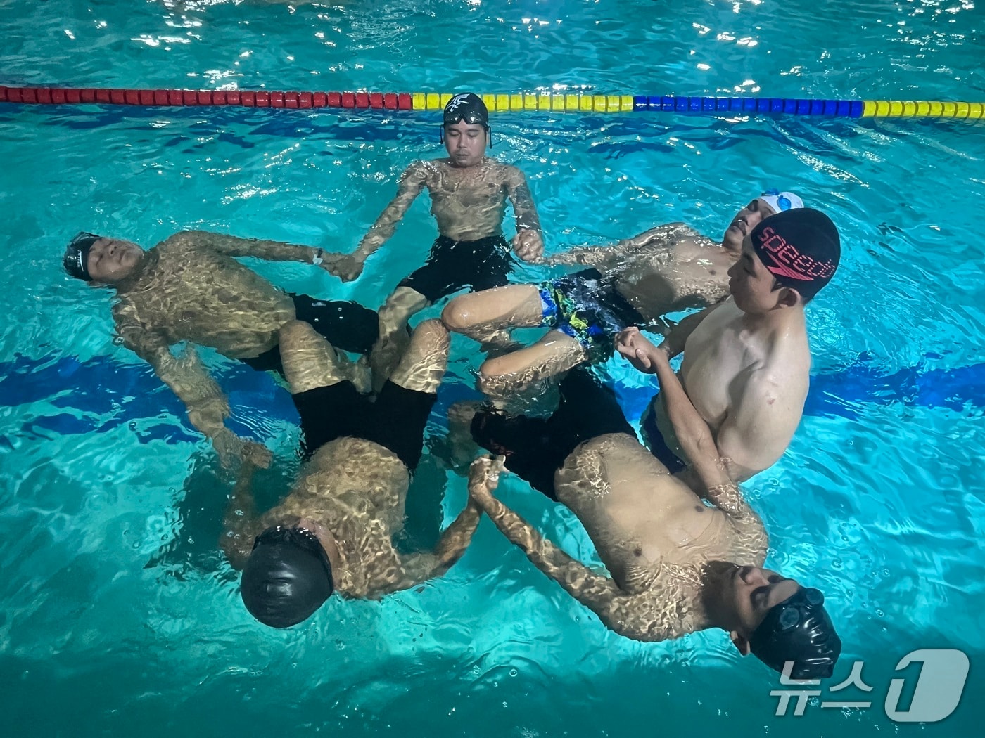 포항해양경찰서가 포항항에 입항한 외국 국적 선원들의 안전한 선상 생활을 지원하기 위해 생존 수영과 각종 응급사고에 대비한 교육을 실시하고 있다. (포항해양경찰서 제공, 재판매 및 DB 금지)