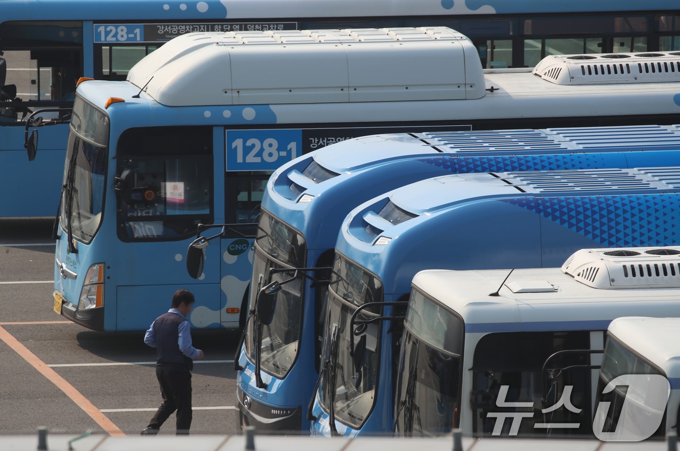 공영차고지에 주차된 시내버스. 2025.5.27/뉴스1 ⓒ News1 윤일지 기자