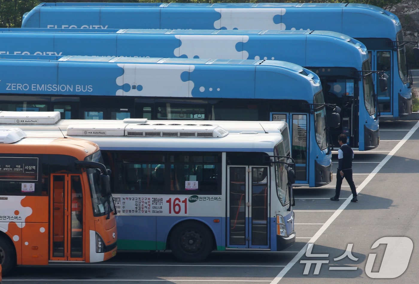 27일 부산 강서구 강서시내버스 공영차고지에 운행을 앞둔 시내버스가 주차돼 있다. 서울, 부산 등 전국자동차노동조합연맹 산하 시내버스 노조는 노사교섭 결렬시 28일 동시 총파업을 진행한다고 밝혔다. 2025.5.27/뉴스1 ⓒ News1 윤일지 기자