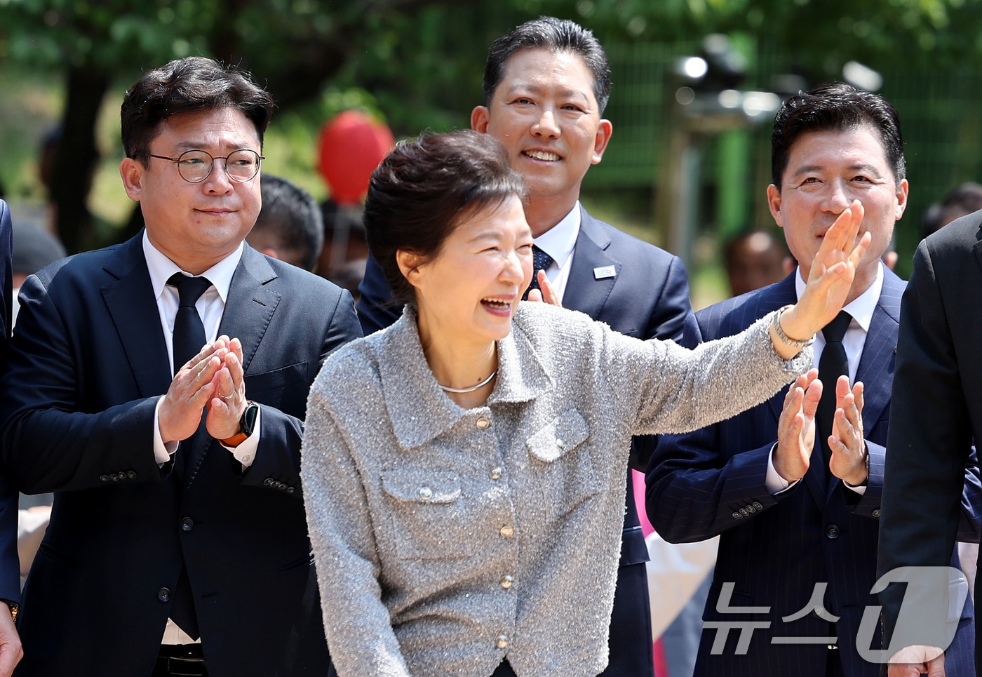 박근혜 전 대통령이 지난해 5월27일 경북 구미시 상모동에 있는 부친 고(故) 박정희 대통령 생가를 찾아 지지자들을 향해 손을 흔들고 있다. 2025.5.27 ⓒ 뉴스1 공정식 기자