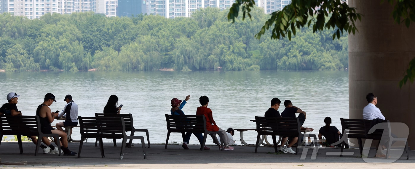 낮 기온이 최고 28도까지 오르며 초여름 날씨를 보인 27일 서울 영등포구 여의도 한강공원을 찾은 시민들이 더위를 식히고 있다. 2025.5.27/뉴스1 ⓒ News1 김진환 기자