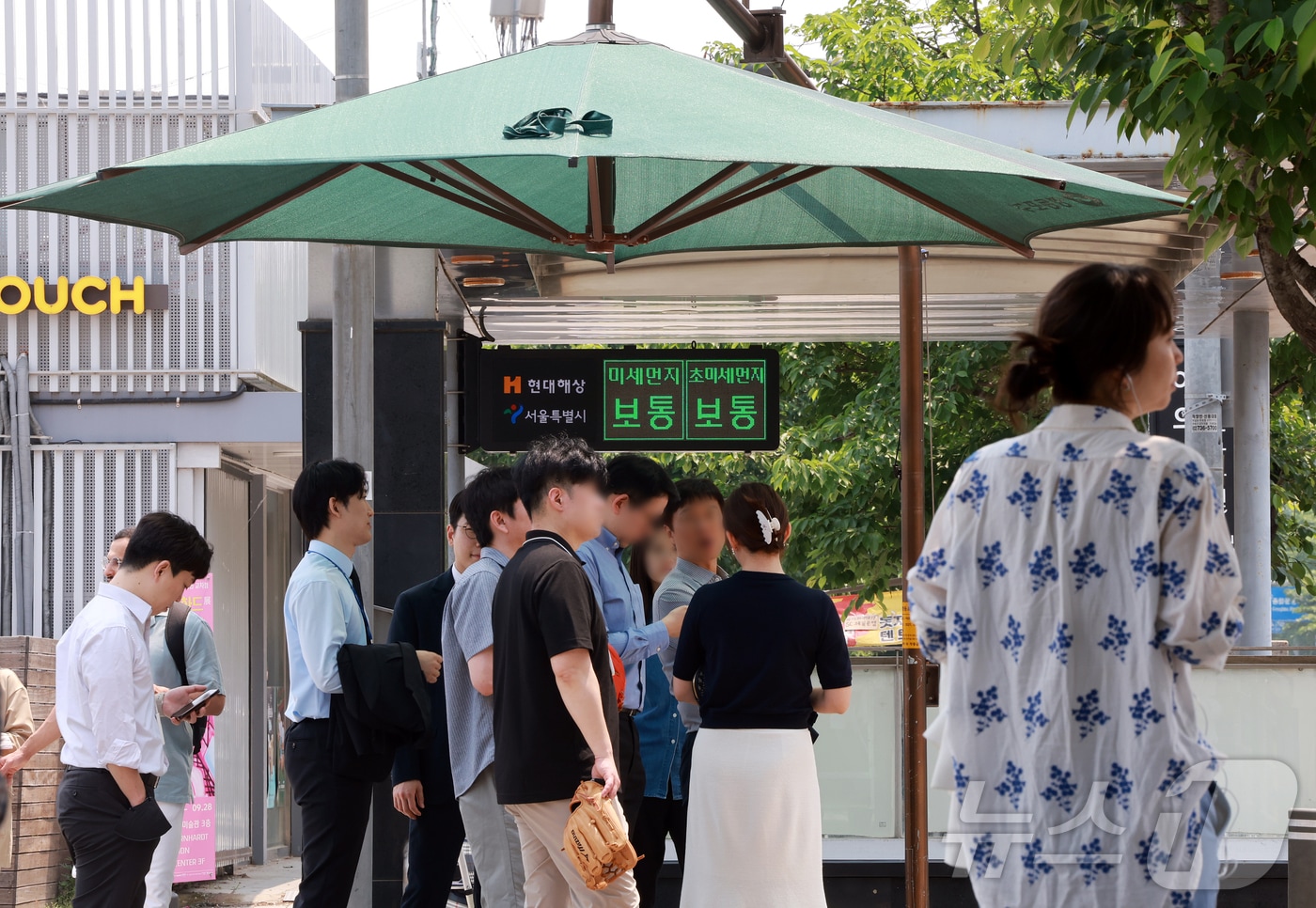 낮 최고 기온이 28도까지 오르며 초여름 날씨를 보인 27일 서울 영등포구 여의나루역 인근에서 시민들이 그늘막에서 신호를 기다리고 있다. 2025.5.27/뉴스1 ⓒ News1 김진환 기자