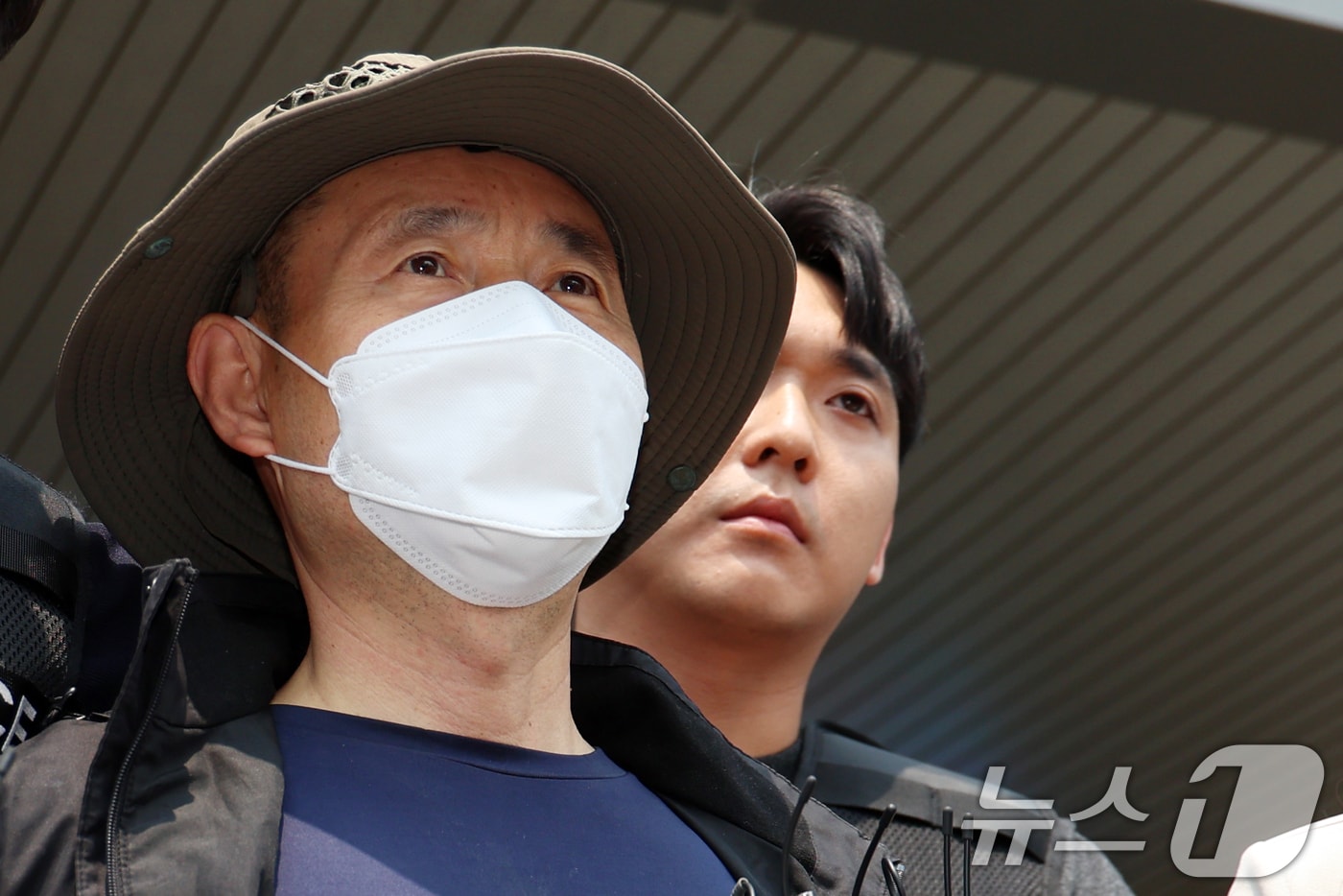 금전 문제로 갈등을 빚은 지인과 평소 앙심을 품었던 이웃 등 4명을 살상한 혐의로 체포된 피의자 차철남(56·중국 국적)이 27일 오전 경기 시흥경찰서에서 검찰로 송치되고 있다. 2025.5.27/뉴스1 ⓒ News1 황기선 기자