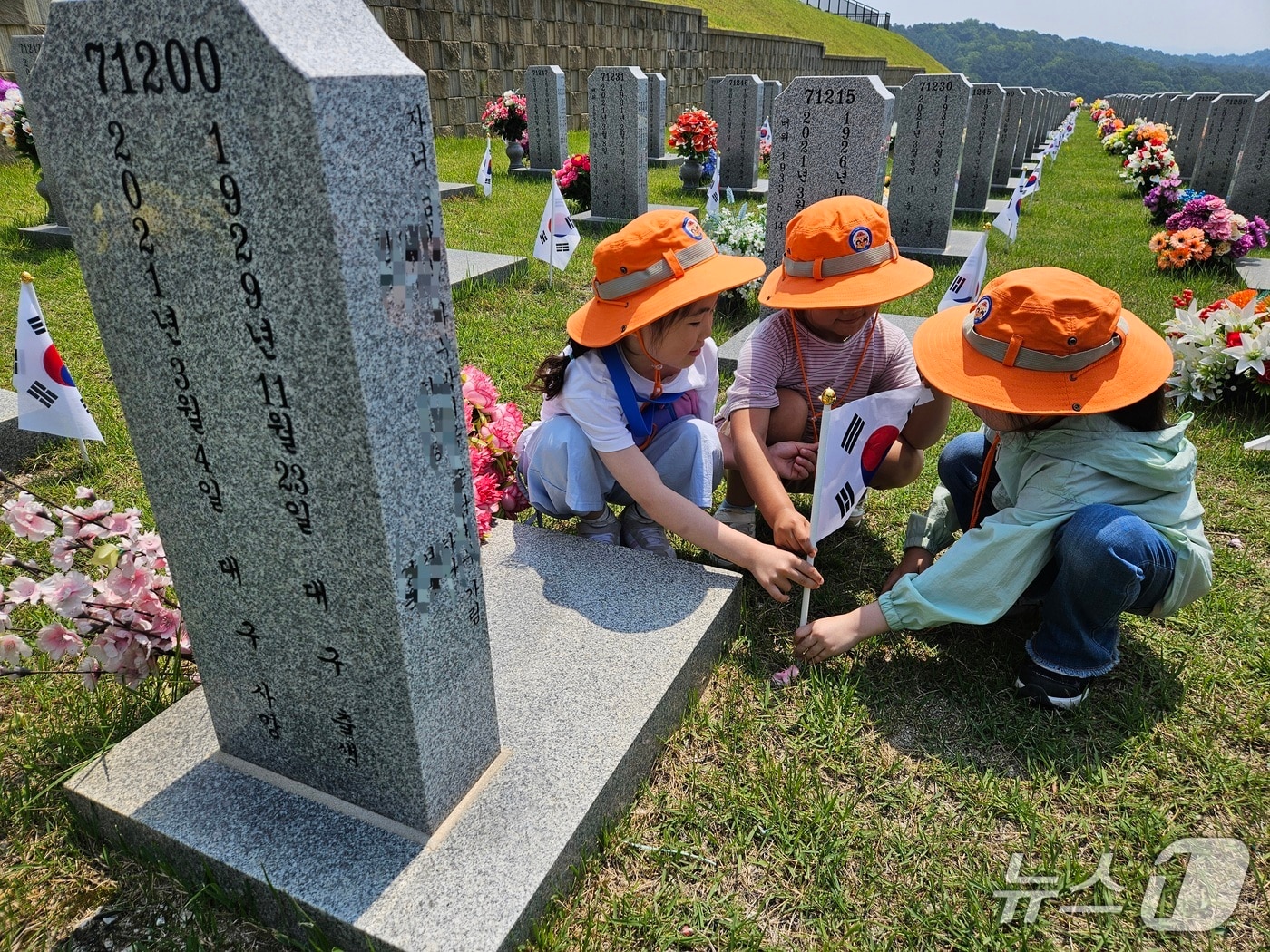 국립대전현충원 묘역애 태극기를 꽂고 는 한국119청소년단 어린이들(대전소방본부 제공) /뉴스1