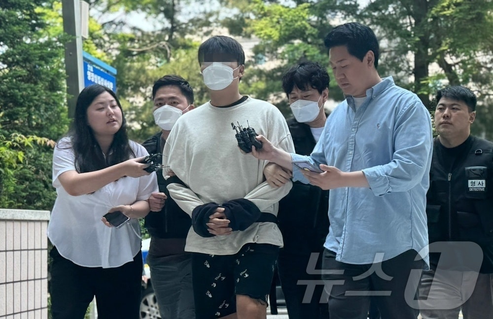 마약류관리법 위반 혐의를 받는 신남성연대 간부 A 씨(35·남)가 지난달 27일 오후 인천 미추홀구 인천지법 영장 심사장에 구속 전 피의자 심문(영장실질심사)을 받기 위해 출석하고 있다.2025.5.27/뉴스1 ⓒ News1 박소영 기자