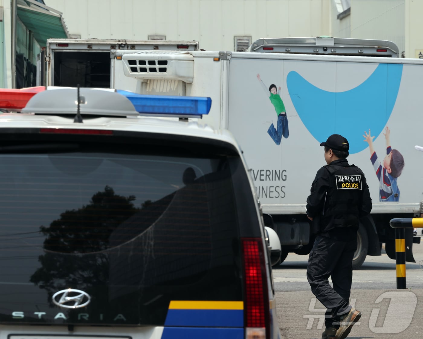 27일 오후 경기 시흥시 SPC삼립 시화공장에서 국립과학수사연구원 등 관계자들이 근로자 안전 사고 관련 합동 감식을 위해 이동하고 있다. 2025.5.27/뉴스1 ⓒ News1 황기선 기자