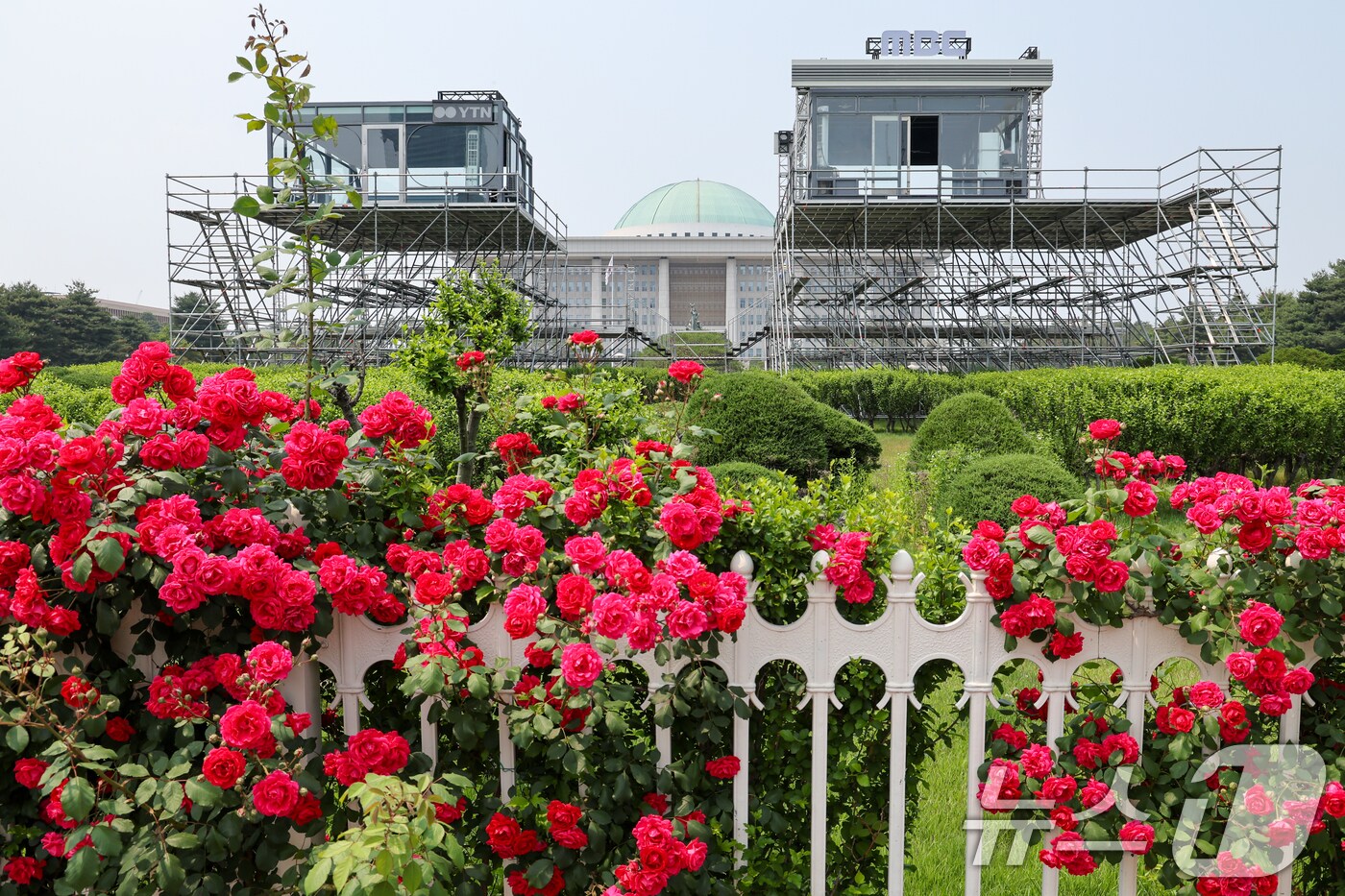 제21대 대통령 선거를 일주일 앞둔 27일 서울 여의도 국회에 방송사 생중계 부스가 마련돼 있다. 2025.5.27/뉴스1 ⓒ News1 안은나 기자