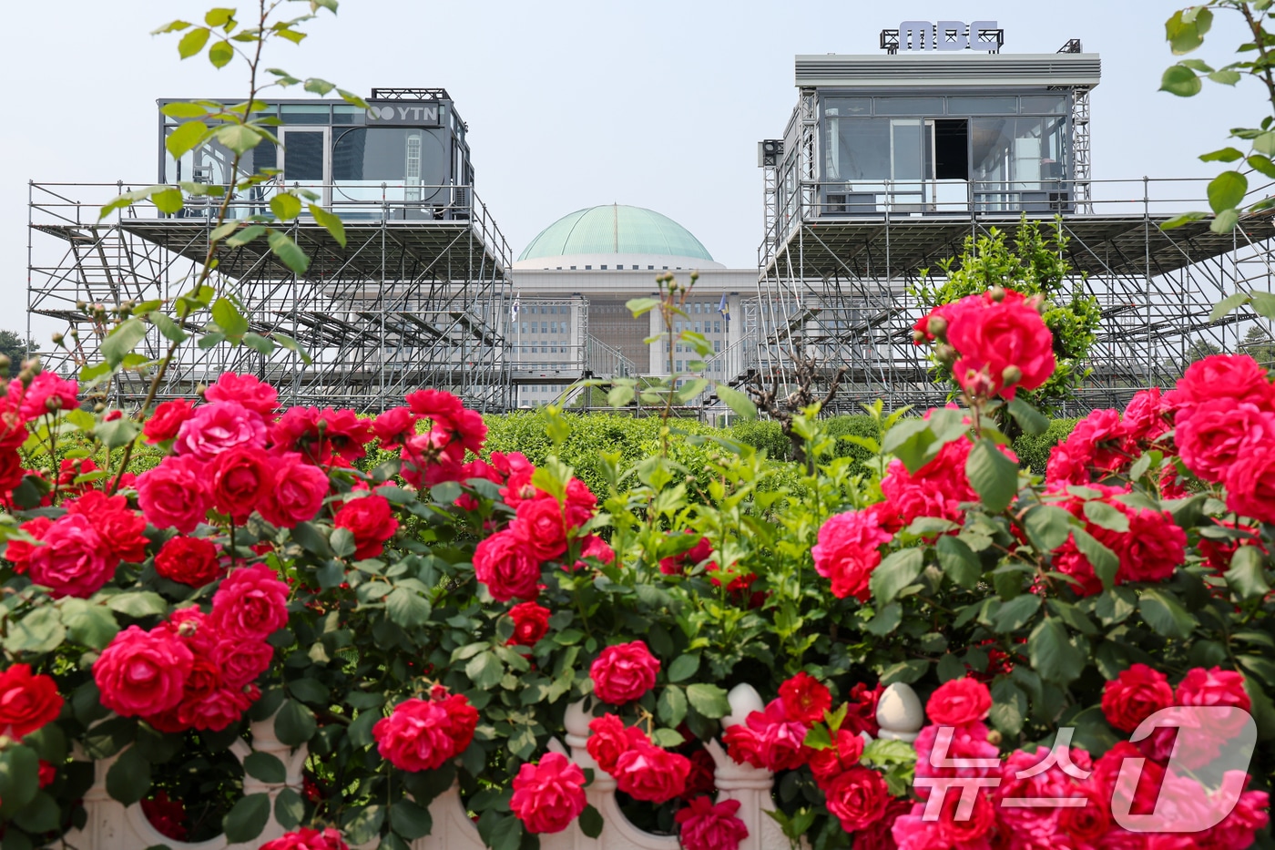 제21대 대통령 선거를 일주일 앞둔 27일 서울 여의도 국회에 방송사 생중계 부스가 마련돼 있다. 2025.5.27/뉴스1 ⓒ News1 안은나 기자