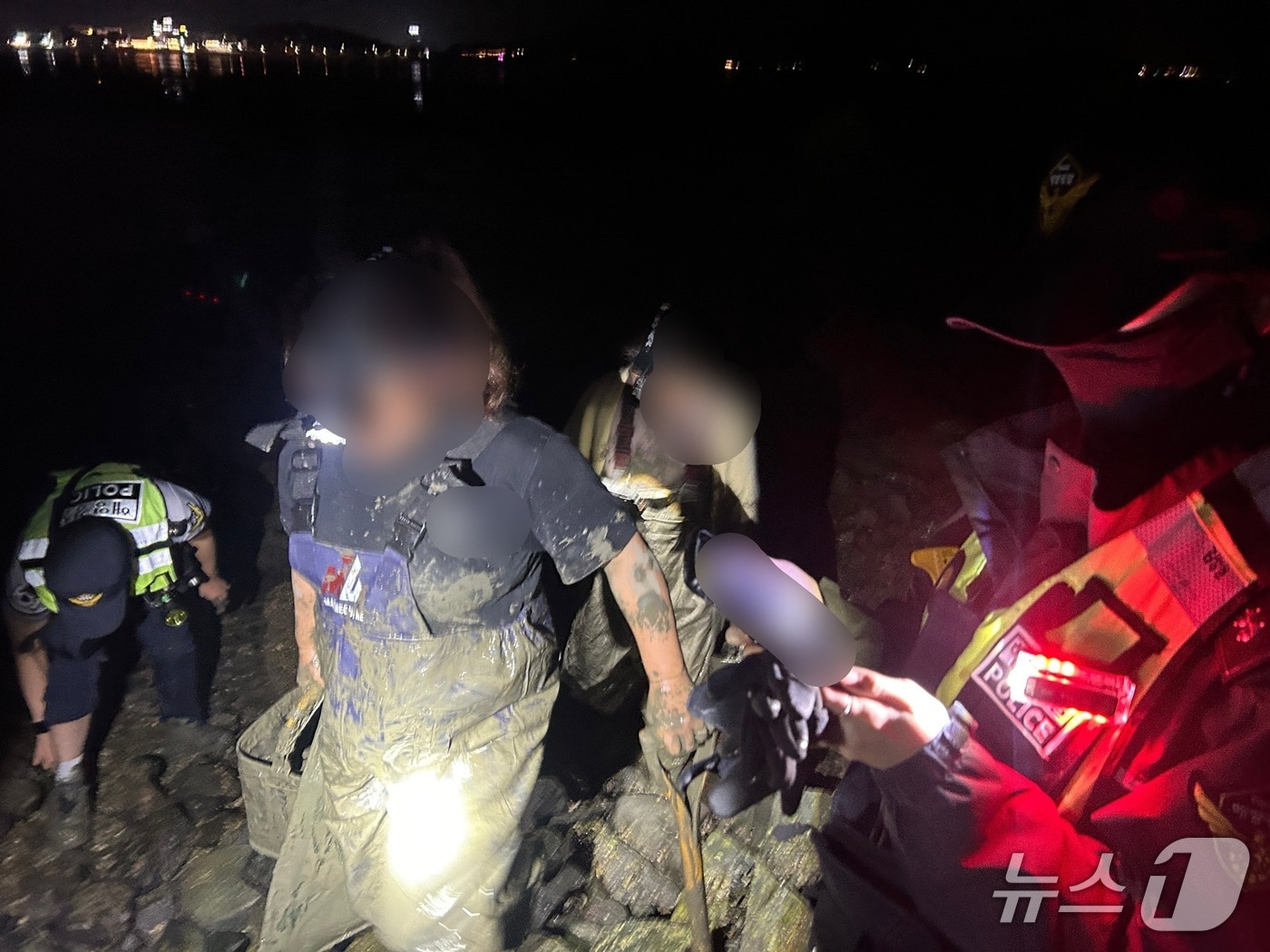  평택해경 안산파출소 육상팀이 고립자 2명을 안전지대로 안내하고 있다(평택해경 제공)