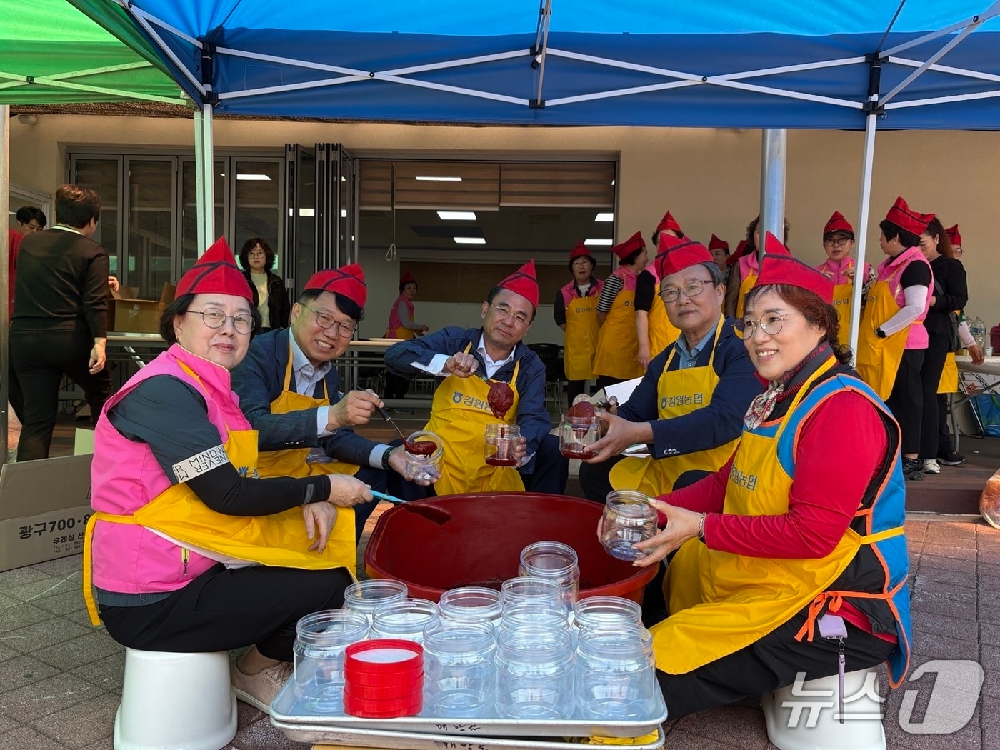 ‘사랑의 전통 장 담그기 및 나눔 행사’ 개최.(농협 강원본부 제공. 재판매 및 DB금지)/뉴스1