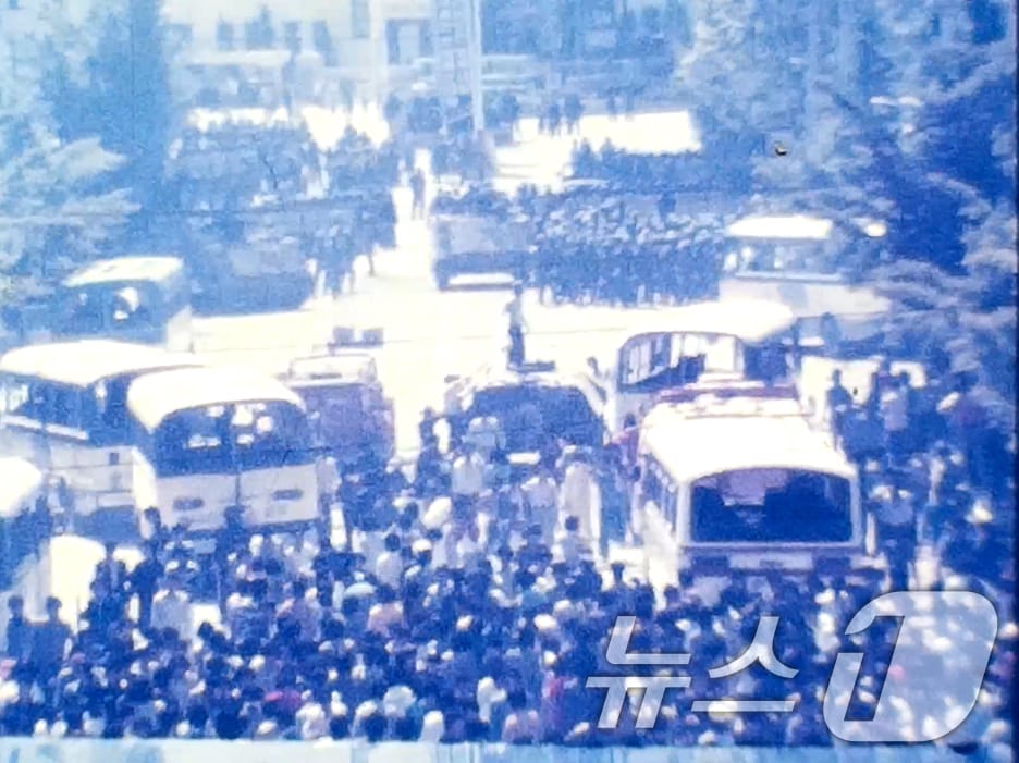 광주 시민 문제성 씨가 1980년 5월 21일 오전 10시부터 정오 무렵까지 금남로 일대에서 촬영한 미공개 희귀 영상 스틸컷.(5.18민주화운동기록관 제공. 재판매 및 DB 금지) 2025.5.27/뉴스1