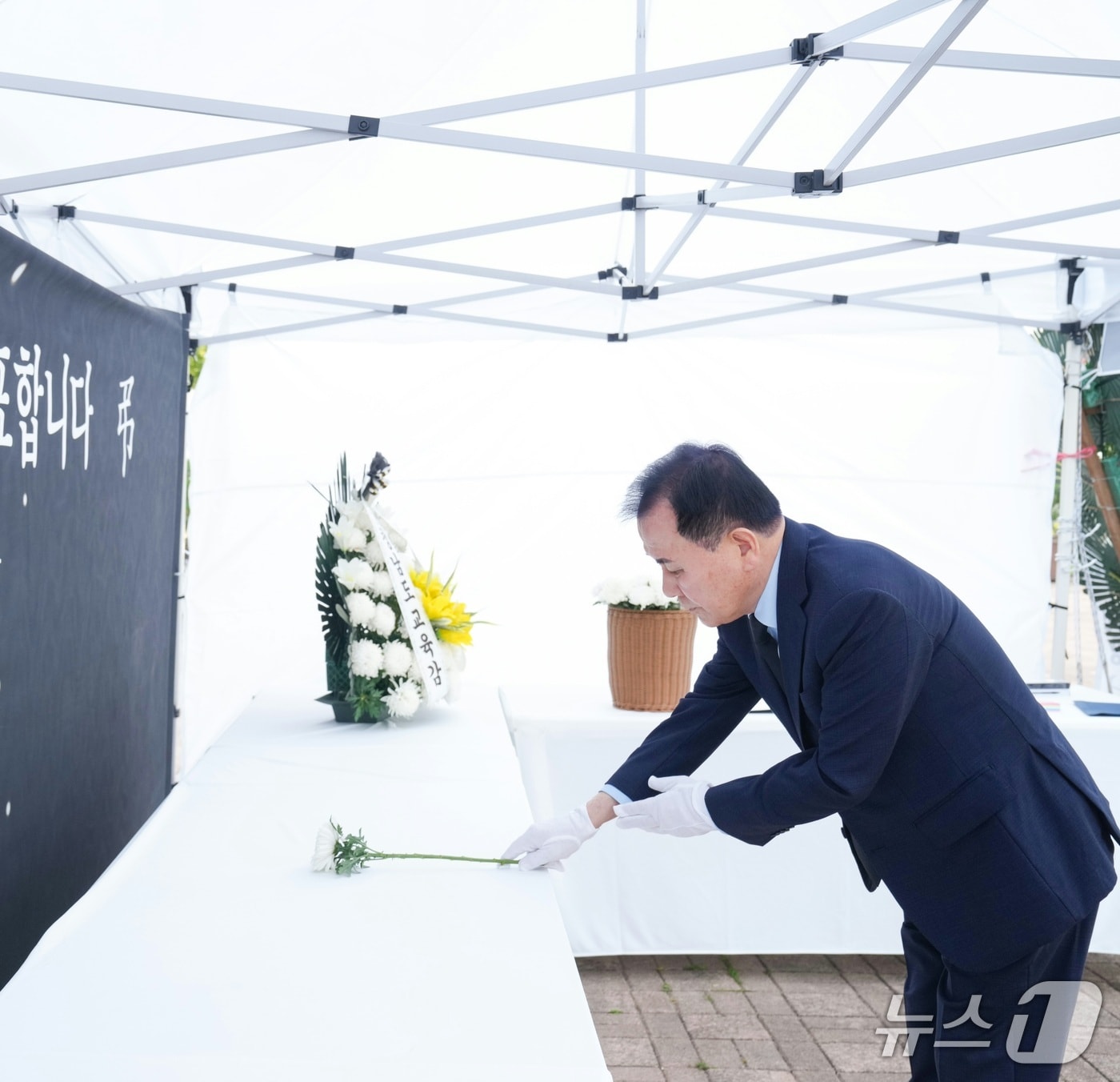 김지철 충남교육감이 27일 교육청에 마련된  제주 중학교 교사를 위한 추모공간에 헌화하고 있다. (충남교육청 제공, 재판매 및 DB금지) / 뉴스1