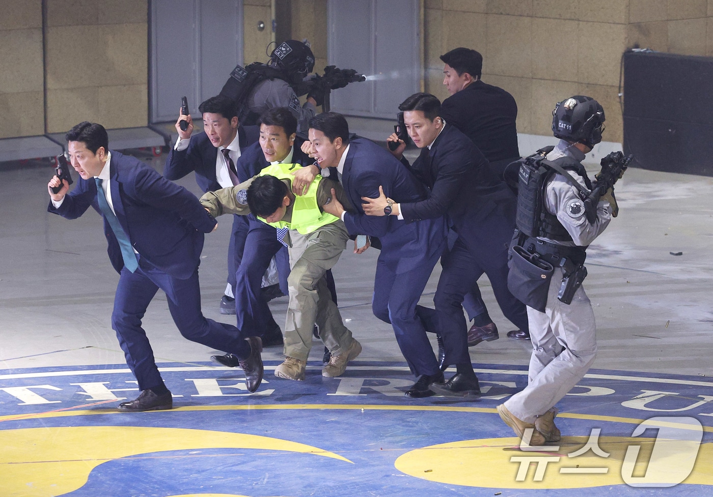 대통령경호처가 제21대 대통령 취임식을 일주일 앞둔 27일 서울 강서구 경호안전교육원에서 대통령의 절대 안전 확보를 위한 경호 훈련 현장을 언론에 공개했다. 경호요원들이 총격상황 조치 훈련을 하고 있다. (공동취재) 2025.5.27/뉴스1 ⓒ News1 허경 기자