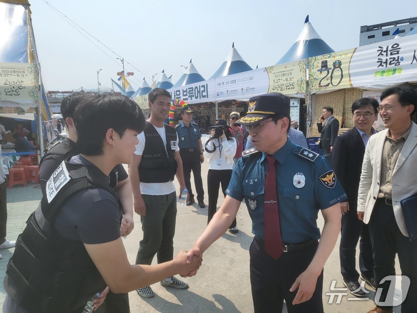 엄성규 강원경찰청장은 27일 도내 최대 축제 ‘강릉단오제’ 현장을 찾아 안전 점검활동을 펼쳤다.&#40;강원경찰청 제공. 재판매 및 DB금지&#41;/뉴스1