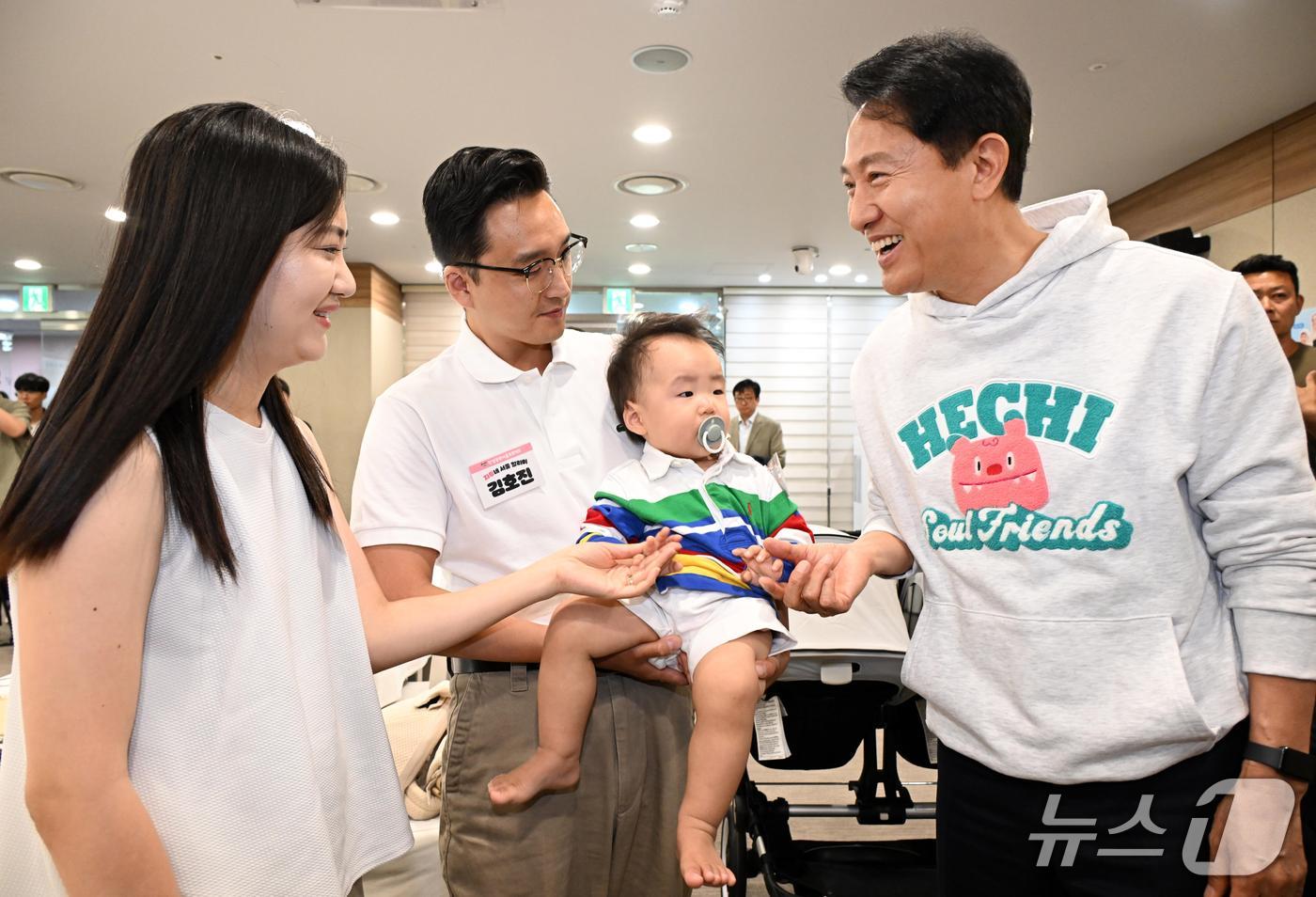 오세훈 서울시장이 27일 서울시청에서 탄생응원 서울 프로젝트 공식 영유아 홍보모델인 서울 베이비앰버서더 가족과 인사를 나누고 있다.(서울시 제공)