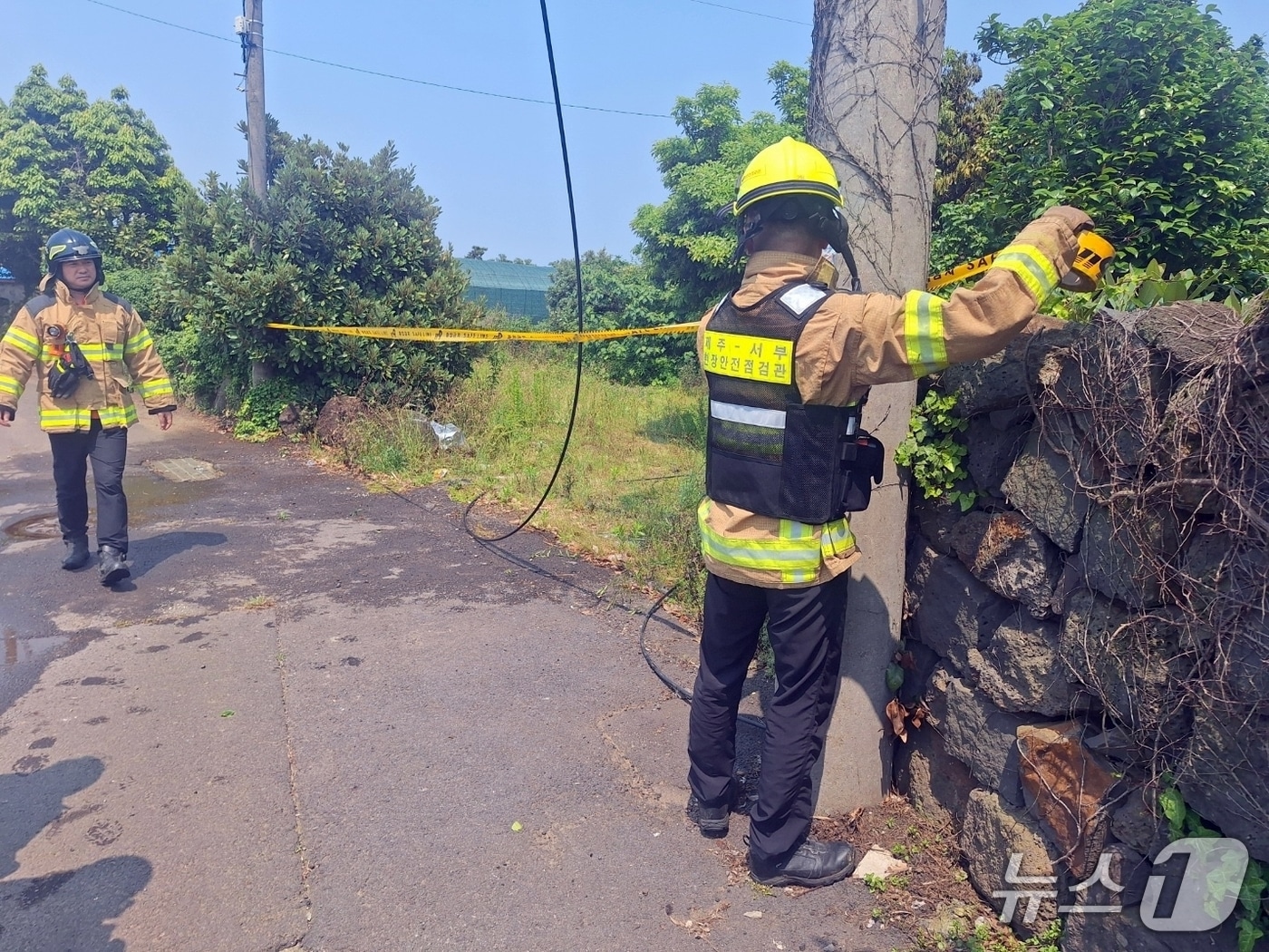 27일 오후 제주 서귀포시 대정읍 무릉리에서 고압선 사고로 화재가 발생했다.(제주도소방안전본부 제공. 재판매 및 DB 금지)