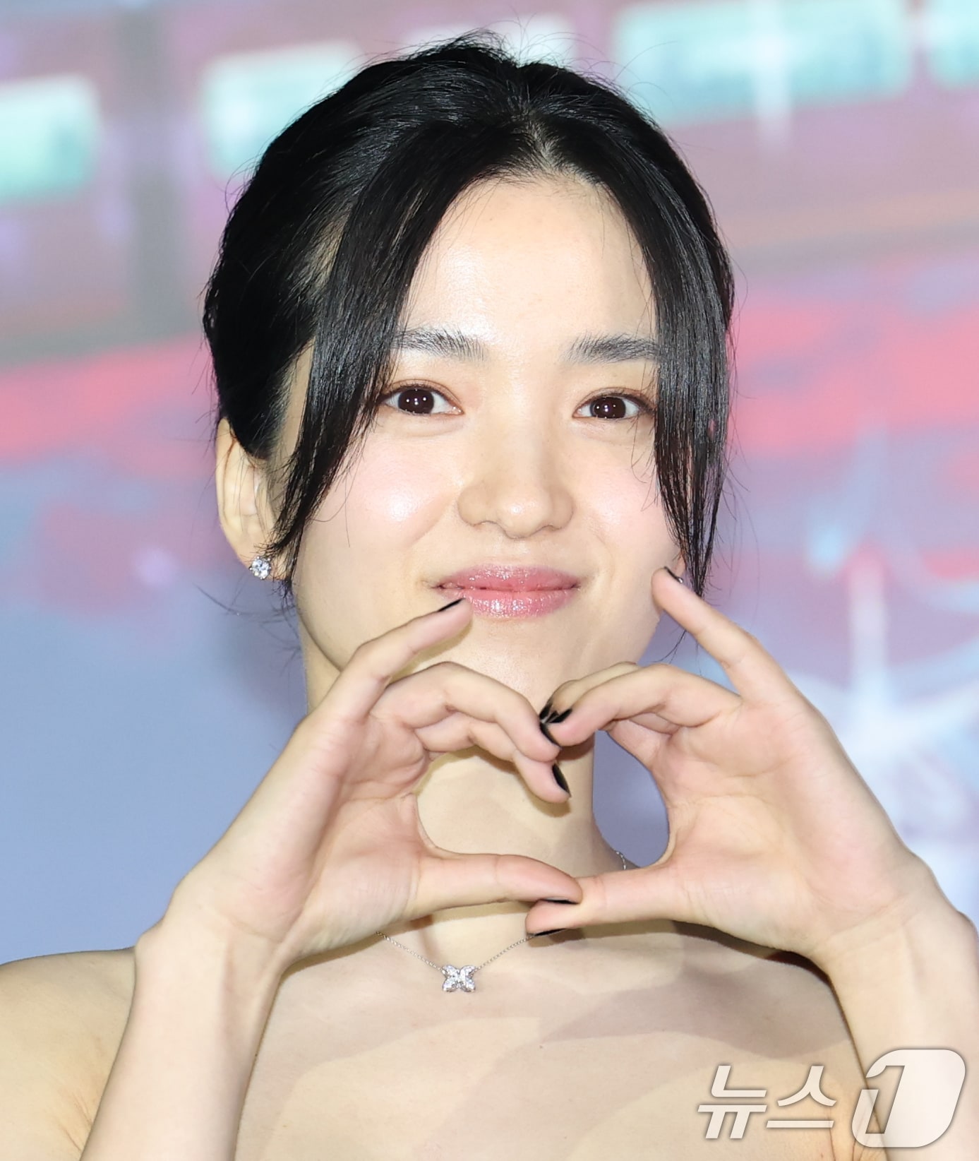 배우 김태리가 27일 오후 서울 광진구 자양동 롯데시네마 건대입구점에서 열린 영화 '이 별에 필요한' 언론시사회 및 기자간담회에 참석해 포즈를 취하고 있다. ‘이 별에 필요한’은 2050년 서울, 화성 탐사를 꿈꾸는 우주인 난영과 뮤지션의 꿈을 잠시 접어둔 제이가 만나 꿈과 사랑을 향해 나아가는 로맨스를 그렸다. 2025.5.27/뉴스1 ⓒ News1 권현진 기자