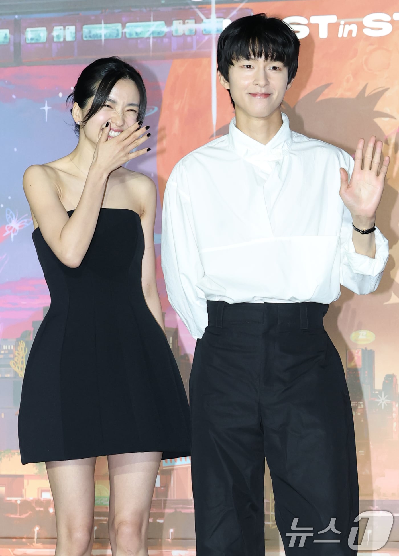 배우 김태리와 홍경(오른쪽)이 27일 오후 서울 광진구 자양동 롯데시네마 건대입구점에서 열린 영화 '이 별에 필요한' 언론시사회 및 기자간담회에 참석해 포즈를 취하고 있다. ‘이 별에 필요한’은 2050년 서울, 화성 탐사를 꿈꾸는 우주인 난영과 뮤지션의 꿈을 잠시 접어둔 제이가 만나 꿈과 사랑을 향해 나아가는 로맨스를 그렸다. 2025.5.27/뉴스1 ⓒ News1 권현진 기자