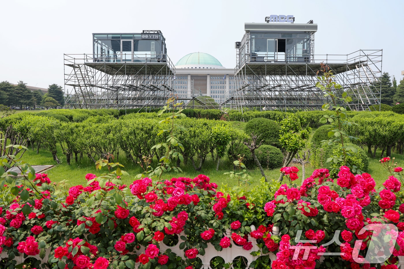 제21대 대통령 선거를 일주일 앞둔 27일 서울 여의도 국회에 방송사 생중계 부스가 마련돼 있다. 2025.5.27/뉴스1 ⓒ News1 안은나 기자