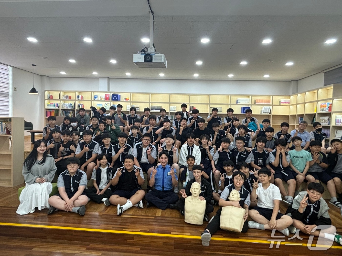  부안해양경찰서&#40;서장 박생덕&#41;는 여름철 물놀이 안전사고 예방과 해양안전문화 확산을 위해 전북권 유치원·초·중·고등학생을 대상으로 ‘찾아가는 연안안전교실’을 운영한다.&#40;부안해경 제공, 재판매 및 DB금지&#41;