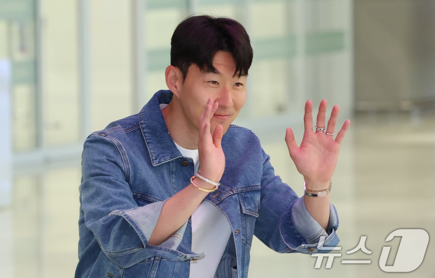 유럽축구연맹&#40;UEFA&#41; 유로파리그 우승 후 홍명보 감독이 이끄는 축구대표팀에 선발된 손흥민이 27일 오후 인천국제공항으로 귀국하며 팬들에게 인사를 하고 있다. 2025.5.27/뉴스1 ⓒ News1 김명섭 기자