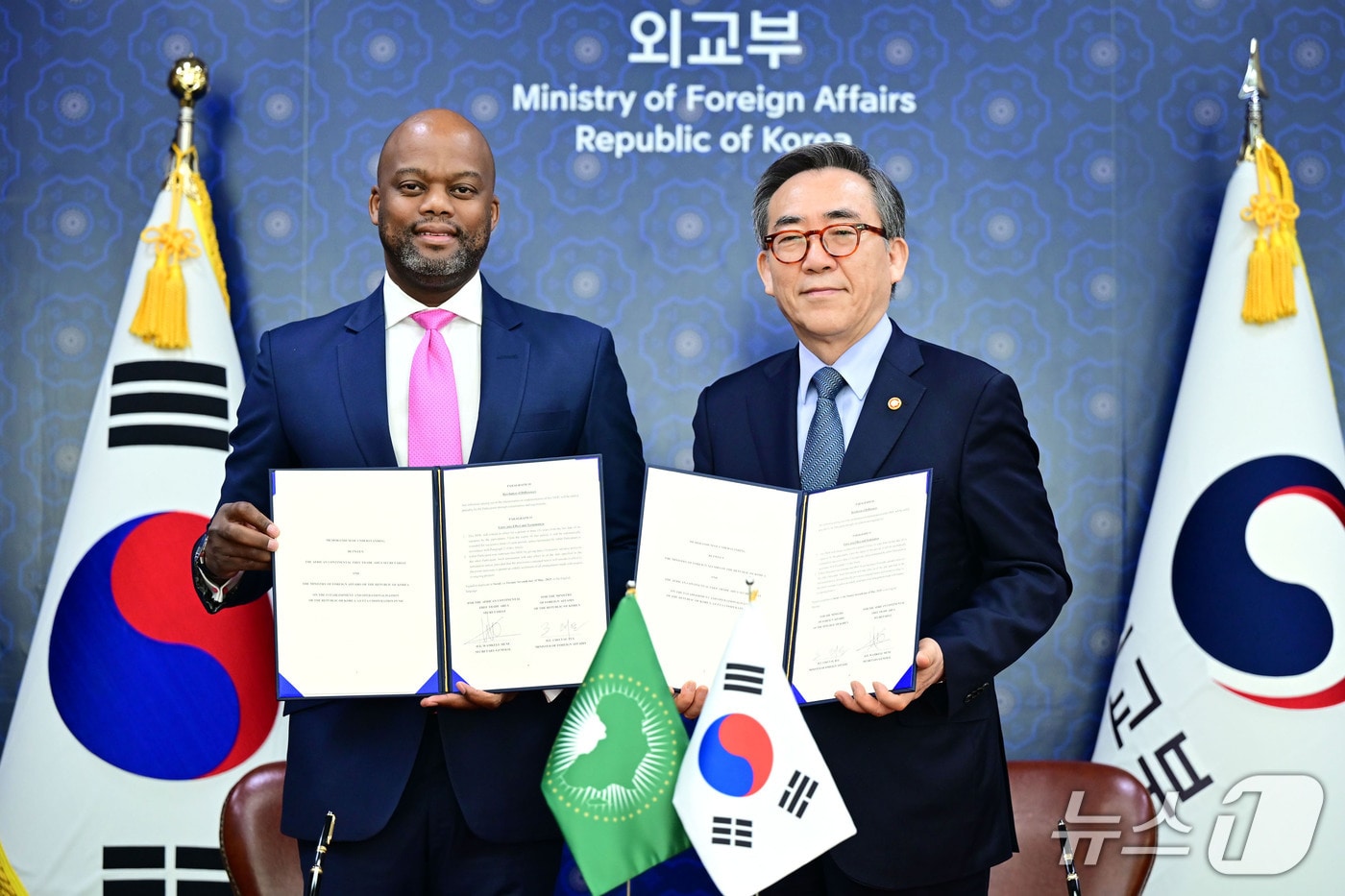  조태열 외교부 장관과 웸켈레 메네 AfCFTA 사무총장이 한-AfCFTA 협력기금에 관한 양해각서(MOU)에 서명했다고 외교부가 밝혔다. 2025.05.27. (외교부 제공)