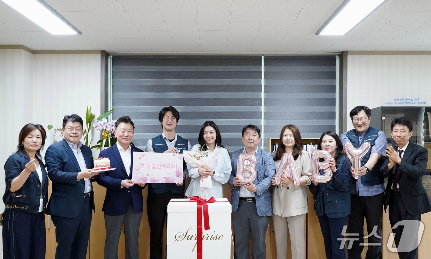 대전테크노파크 임직원들이 ‘행복 출산꾸러미’ 싱행 기념촬영 하고 있다.(대전테크노파크 제공, 재판매 및 DB 금지)/뉴스1