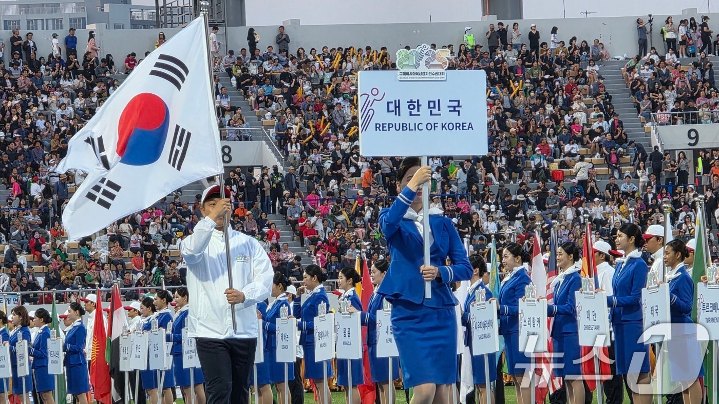 27일 열린 아시아육상경기선수권대회장 개막식에서 대한민국 선수단이 입장하고 있다. 43개국, 선수단 1193 명, 국제연맹 임원, 심판, 언론인 등 2000여 명이 참가해 역사상 최다 인원과 국가가 참가하는 이번 대회는 오는 31일까지 닷새간 열린다. 2025.5.27/뉴스1 ⓒ News1 정우용 기자