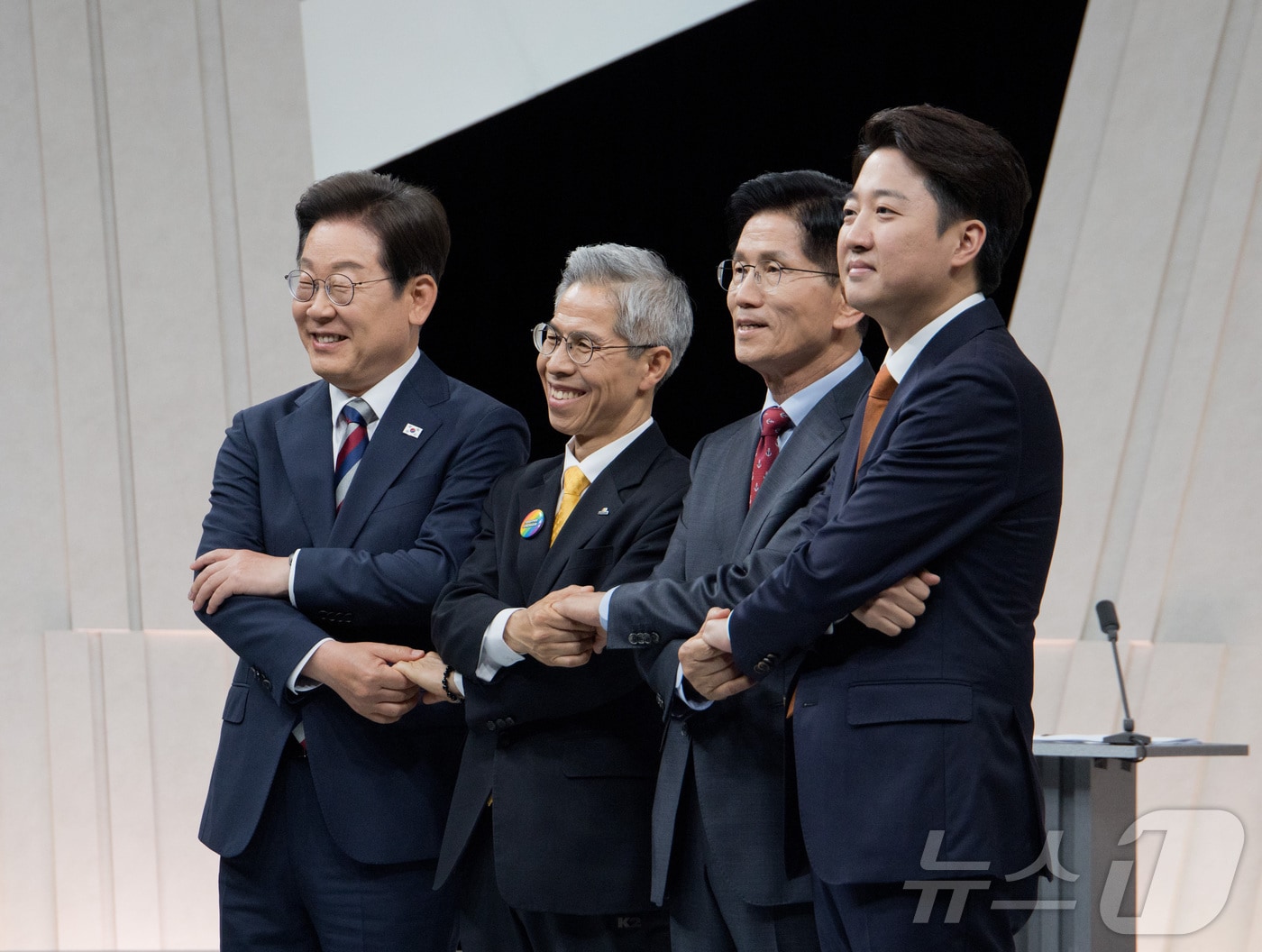 이재명 더불어민주당 대통령 후보&#40;왼쪽부터&#41;, 권영국 민주노동당 대통령 후보, 김문수 국민의힘 대통령 후보, 이준석 개혁신당 대통령 후보가 27일 서울 마포구 상암동 MBC 스튜디오에서 진행된 정치 분야 TV토론회에 참석해 포즈를 취하고 있다. 2025.5.27/뉴스1 ⓒ News1 국회사진기자단
