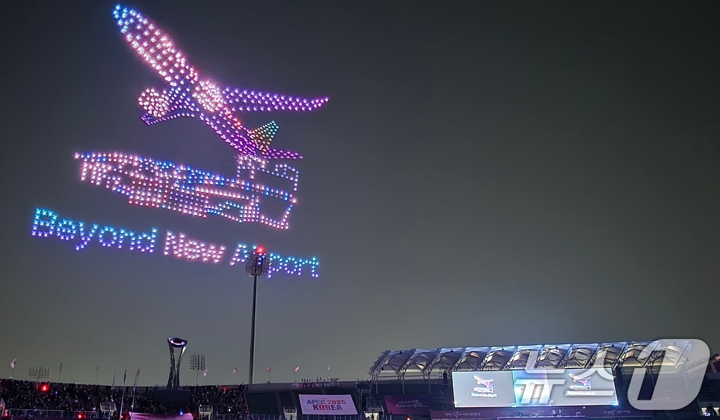 27일 열린 아시아육상경기선수권대회 개막식에서 1000대의 드론이 '대구경북 신공항의 모습'를 수놓고 있다. 43개국, 선수단 1193 명, 국제연맹 임원, 심판, 언론인 등 2000여 명이 참가해 역사상 최다 인원과 국가가 참가하는 이번 대회는 오는 31일까지 닷새간 열린다. 2025.5.27/뉴스1 ⓒ News1 정우용 기자