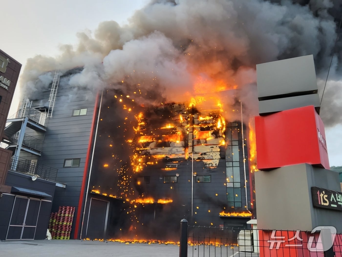 27일 오후 6시 48분께 발생한 남양주시 화도읍 공장 화재 (경기도북부소방재난본부 제공. 재판매 및 DB금지) 2025.5.27/뉴스1