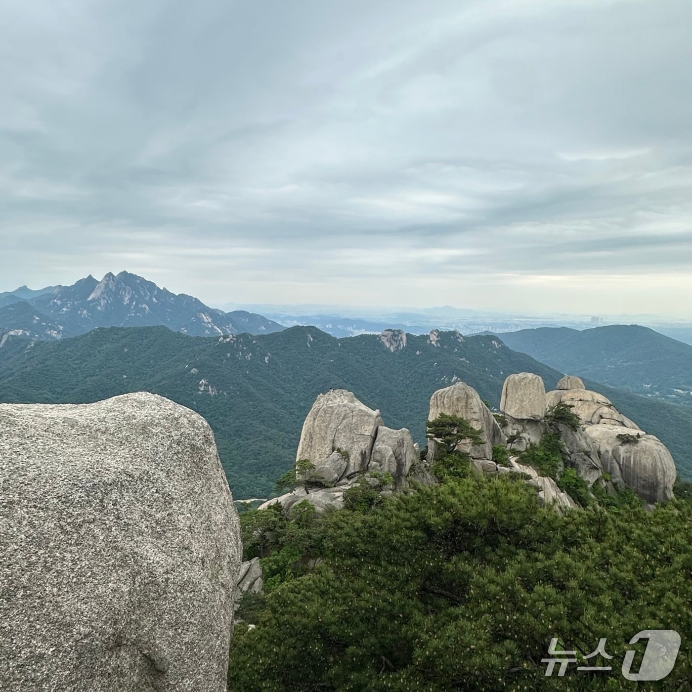 북한산국립공원 오봉 일대에서 바라본 백운대·인수봉·만경대 (사진 좌측) 2025.5.24/뉴스1 ⓒ News1 이상휼 기자