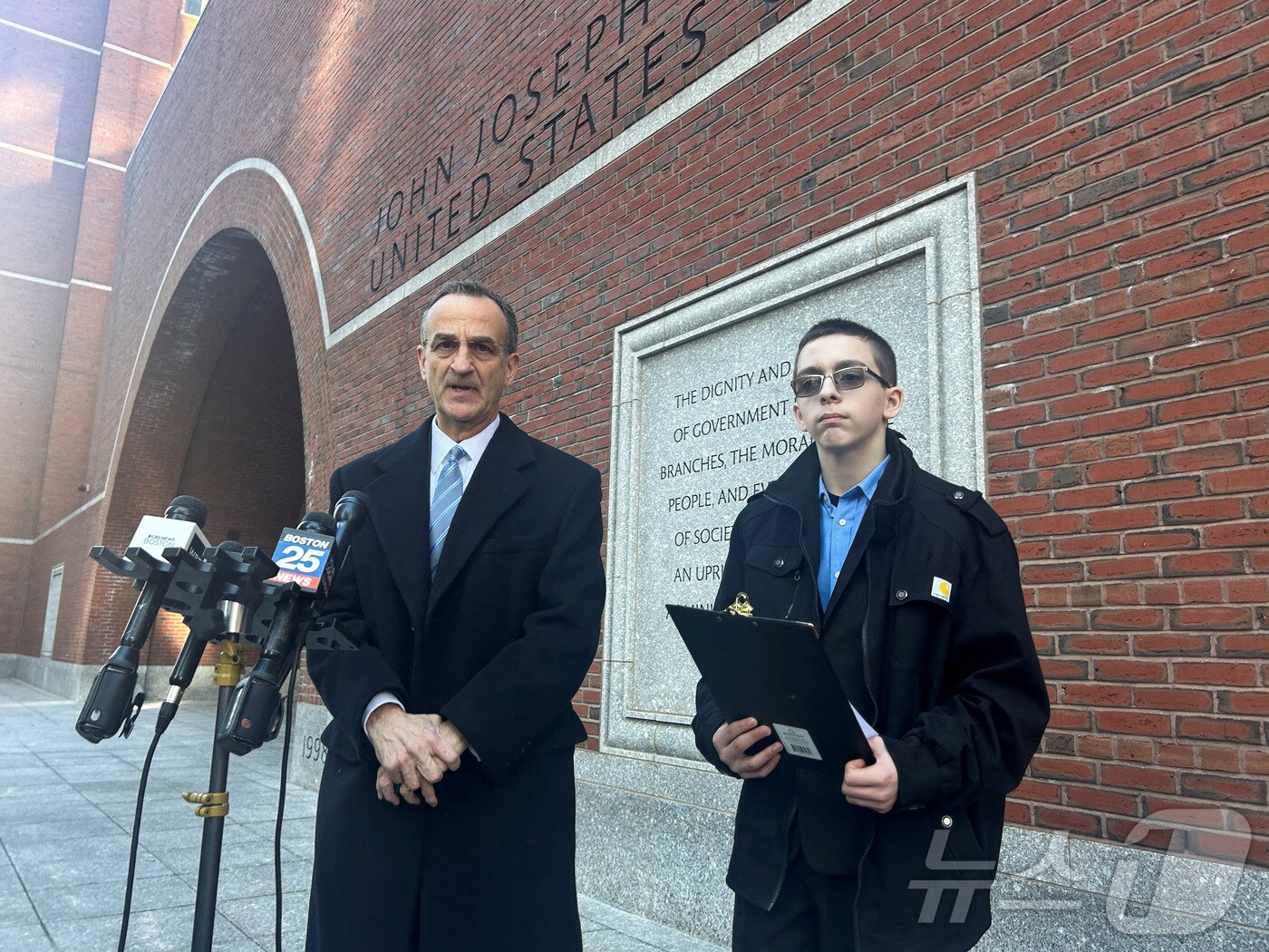 '성별은 두 가지 뿐'이라고 적힌 티셔츠를 입는 것을 학교가 허용하지 않은 데 대해 소송을 제기한 중학생 리엄 모리슨(오른쪽)과 그의 변호사가 2024년 2월8일 법원에서 나온 후 기자회견하고 있다. 2024.02.08. ⓒ 로이터=뉴스1