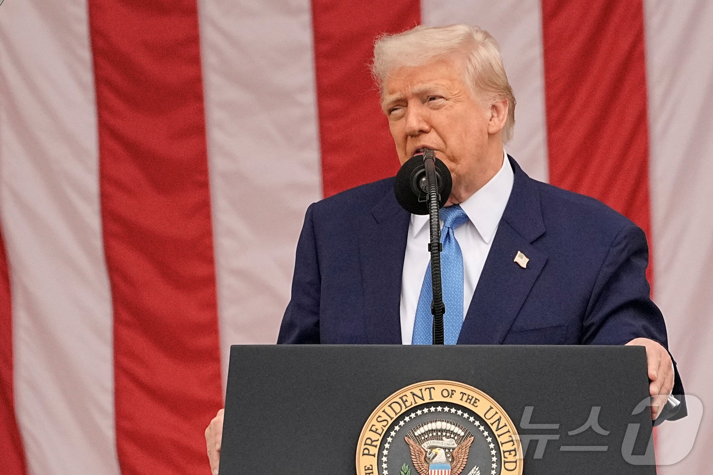 도널드 트럼프 미국 대통령이 지난 26일&#40;현지시간&#41; &#39;메모리얼 데이&#39;&#40;현충일&#41;를 맞아 버지니아주 알링턴 국립묘지에서 추모 연설을 하고 있다. ⓒ 로이터=뉴스1 ⓒ News1 류정민 특파원