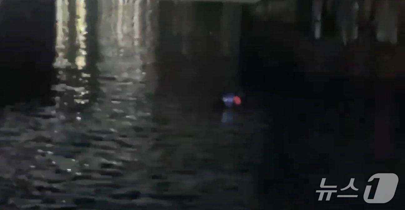 28일 해경이 영도 앞바다에 빠진 60대 남성을 구조하고 있다.(부산해경제공. 재판매 및 DB 금지)