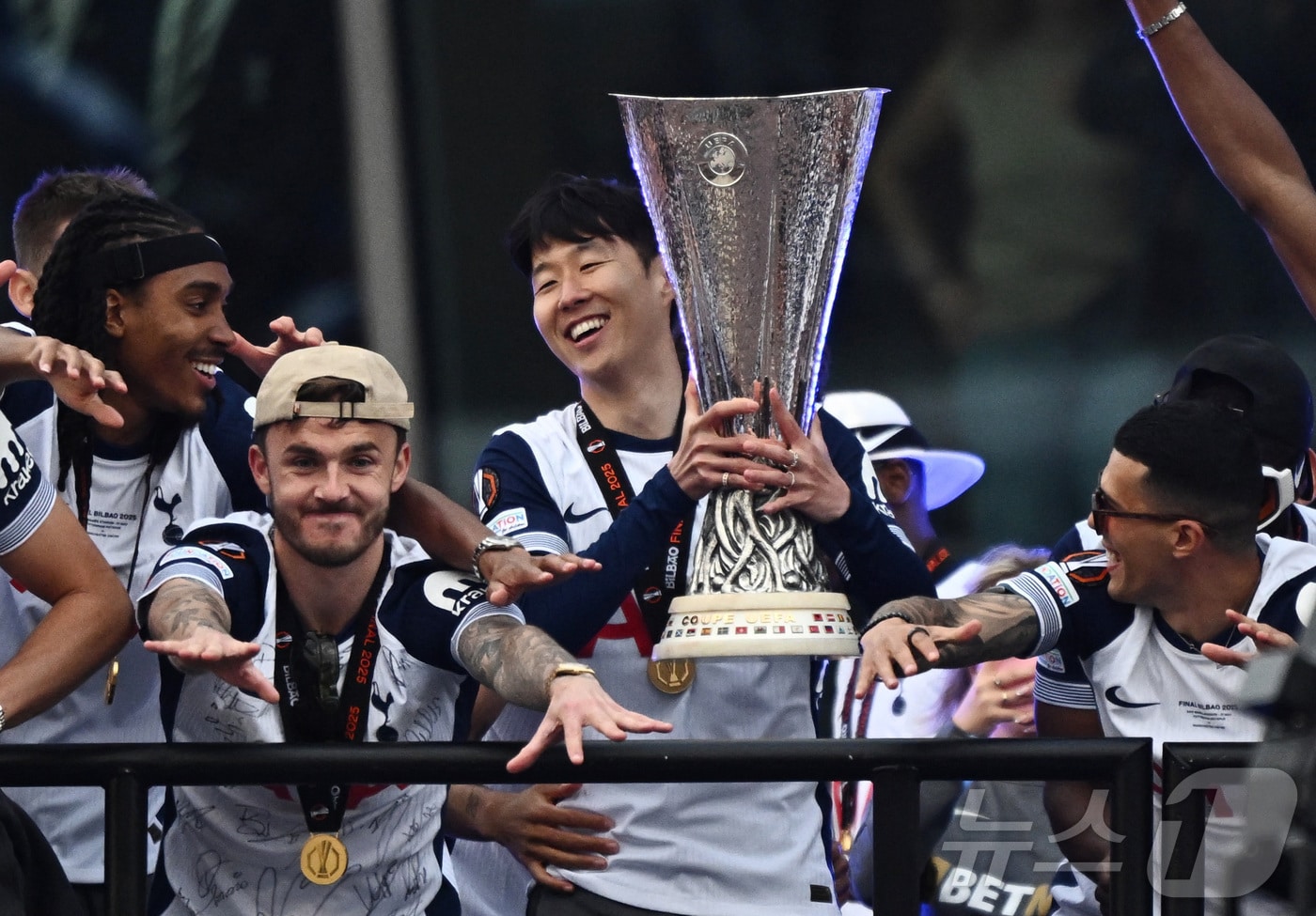 토트넘 홋스퍼의 손흥민과 제임스 매디슨(모자 쓴 사람). ⓒ 로이터=뉴스1