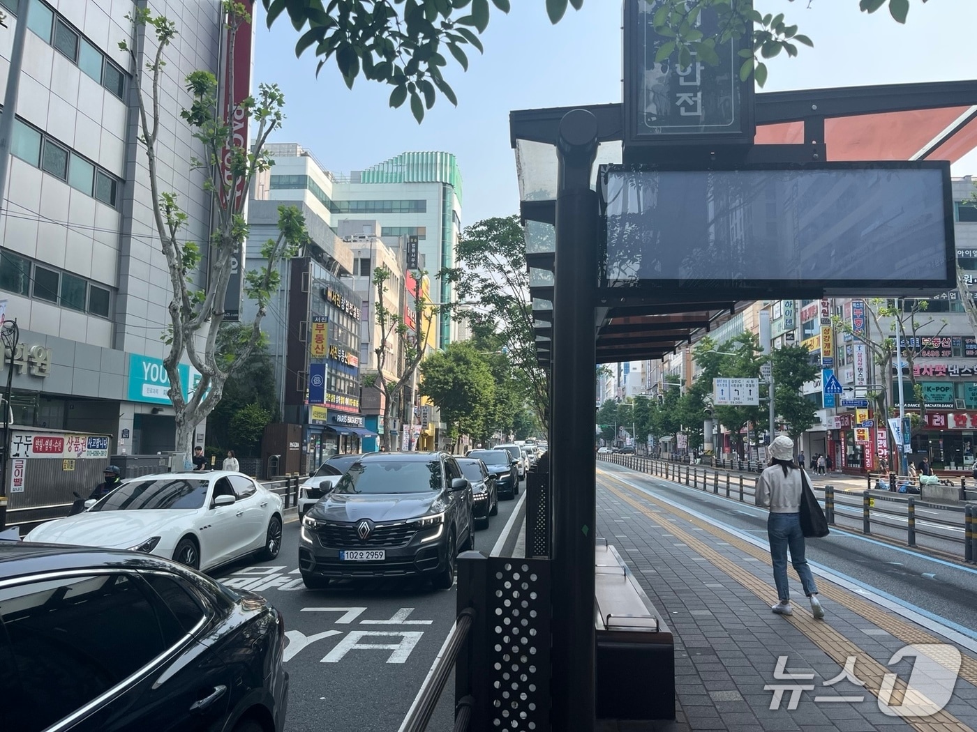 부산 시내버스가 파업에 돌입한 28일 부산진구 한 버스정류장에 버스 도착 시간을 안내하는 전광판이 꺼져있다.2025.5.28/뉴스1 ⓒ News1 장광일 기자