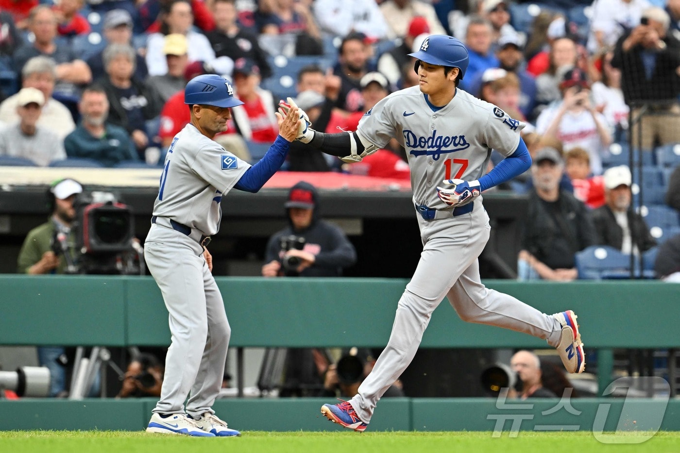 다저스 오타니(오른쪽)가 28일(한국시간) 클리블랜드전에서 홈런을 친 뒤 베이스를 돌고 있다. ⓒ AFP=뉴스1