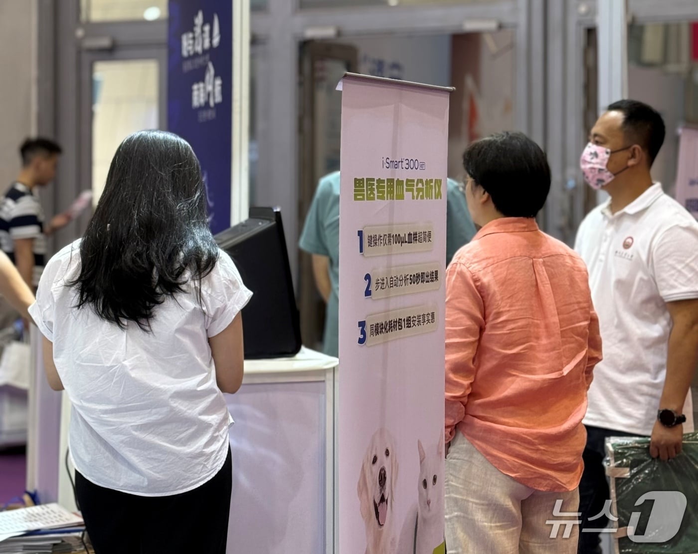 신교무역은 중국 하문에서 열린 '제17회 동서부소동물임상수의사대회(WESAVC)'에서 아이센스 동물진단시스템을 소개했다(신교무역 제공). ⓒ 뉴스1